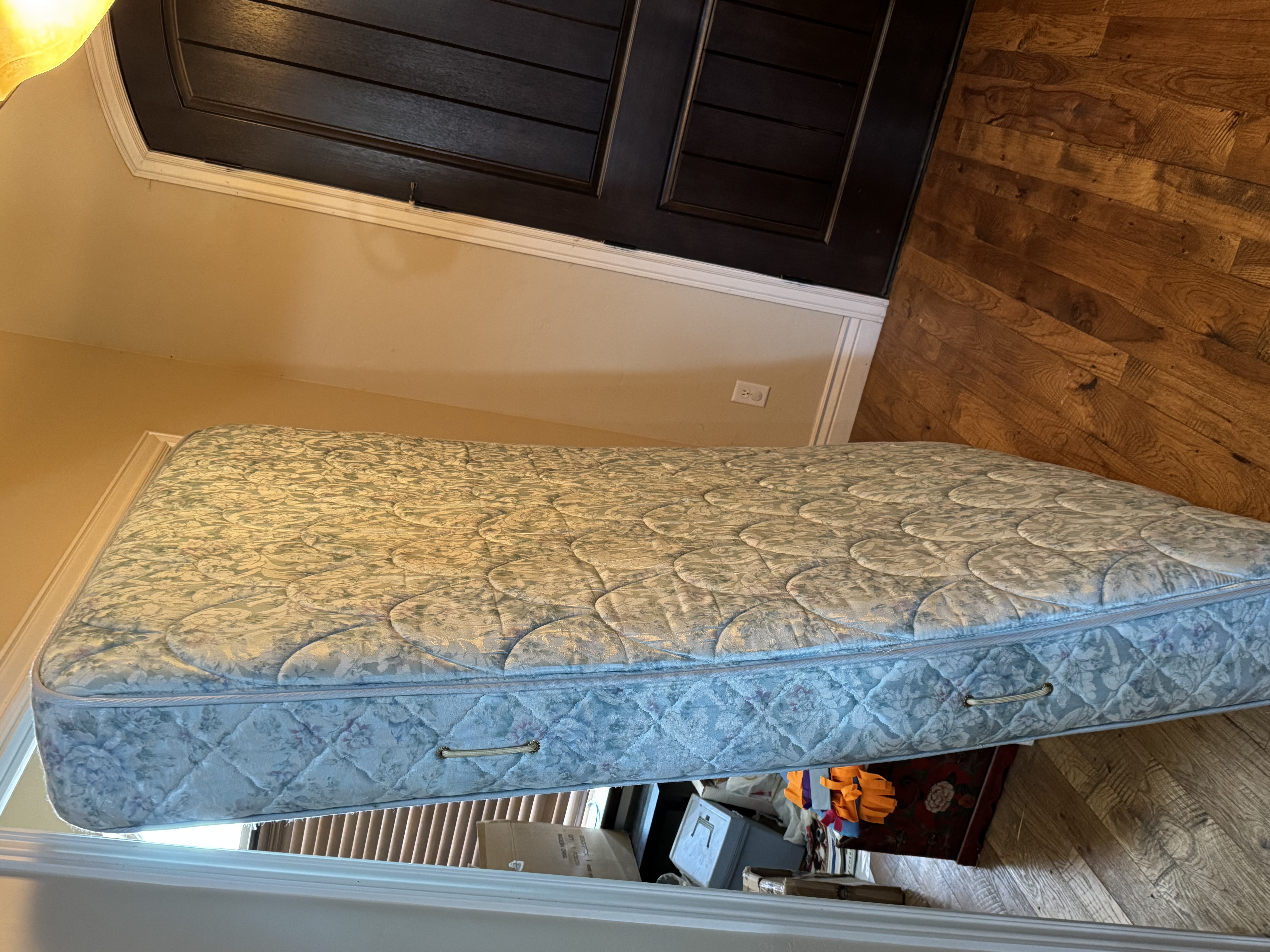 For Sale: Queen mattress set in Roosevelt, UT
