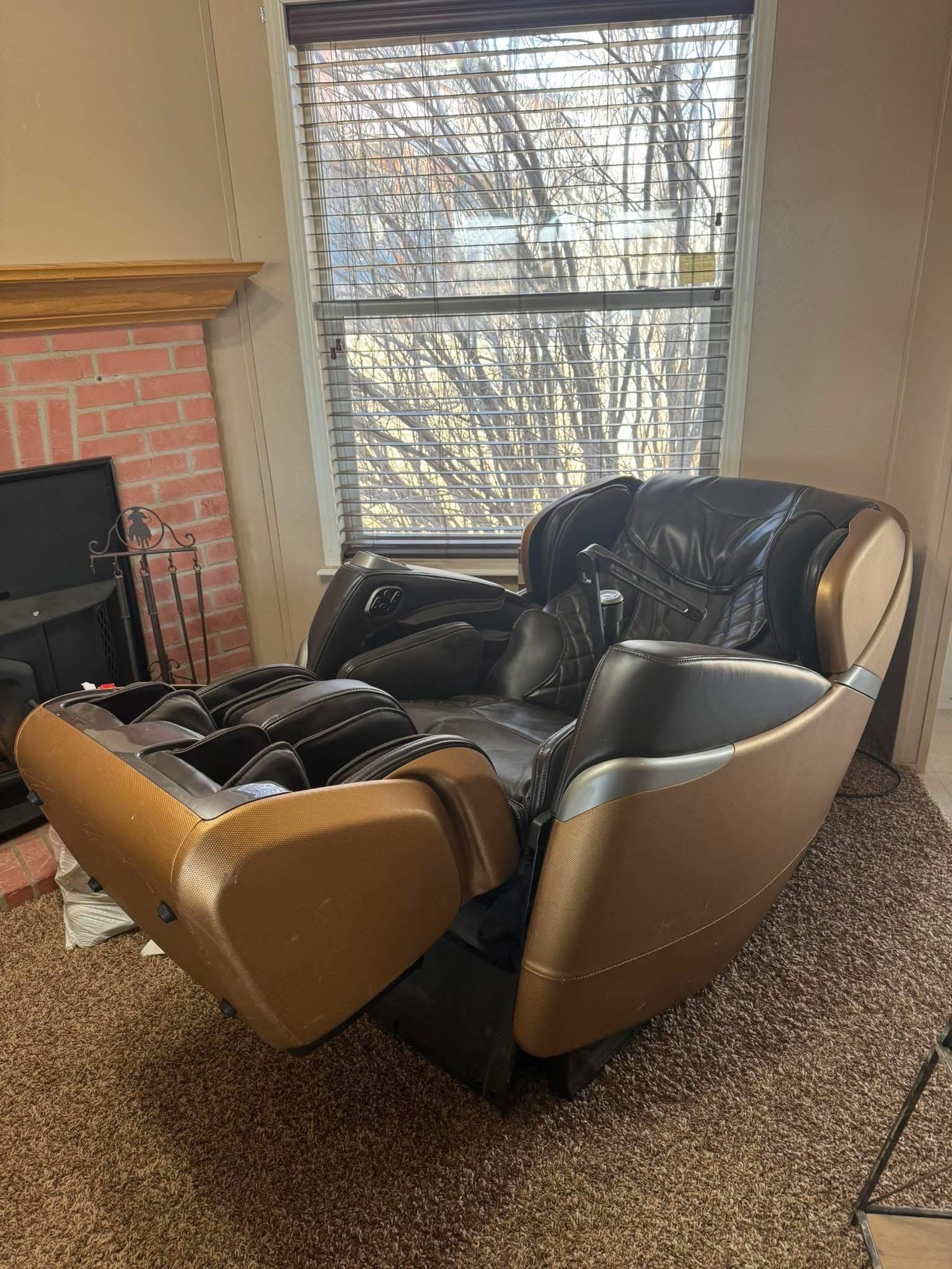 For Sale: Massage Chair in Roosevelt, UT